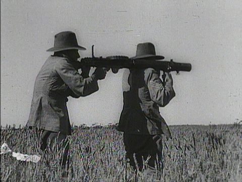 חייל אוסטרלי מפעיל רובה מקלע לואיס בשטח פתוח, 1932