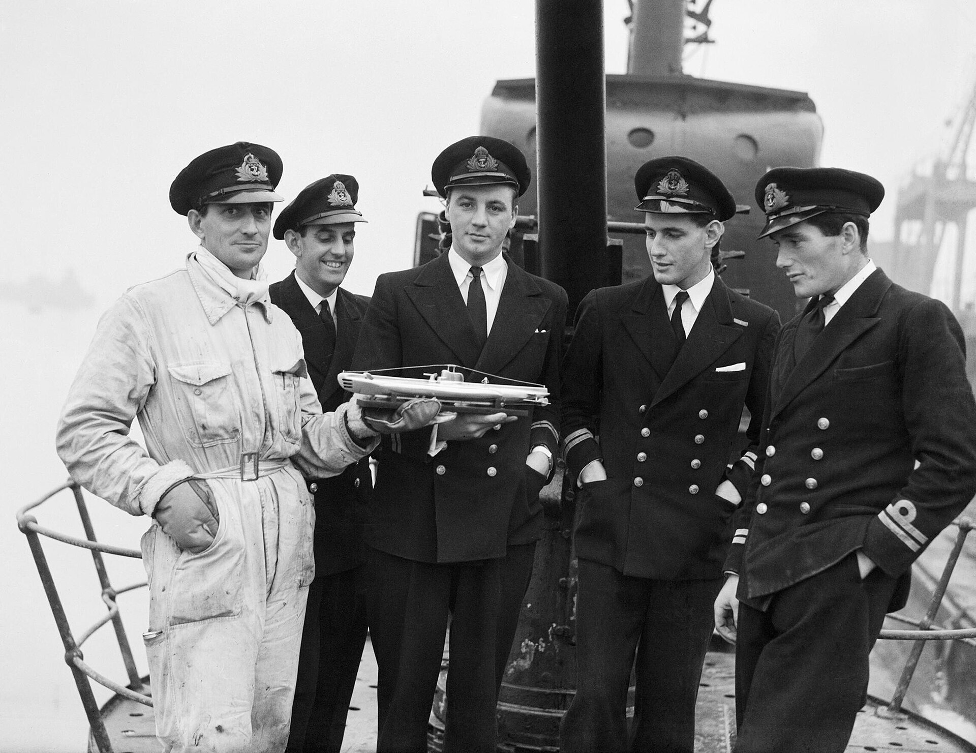 קציני הצוללת הבריטית HMS Seraph עומדים על סיפונה